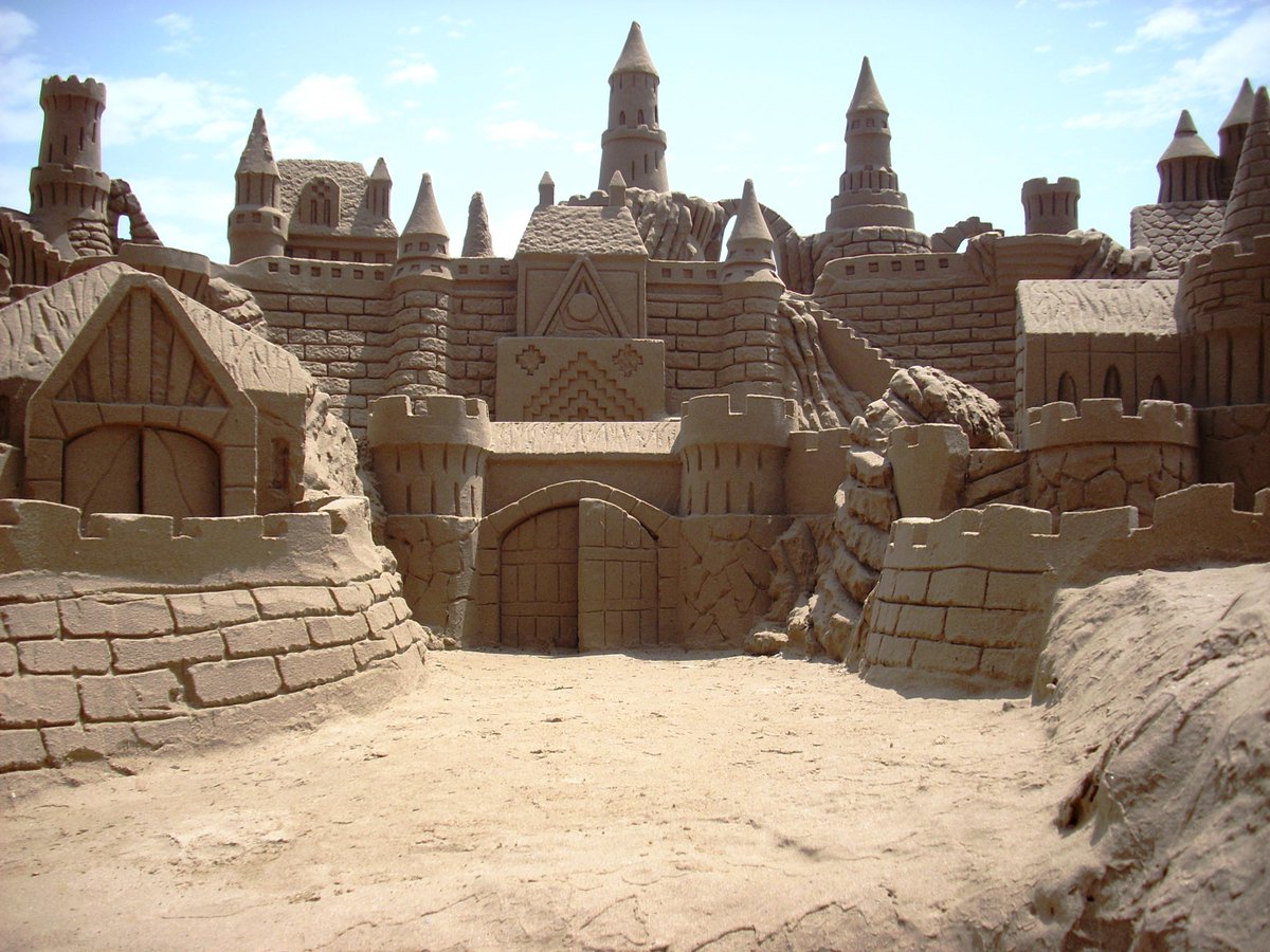 Mañana concurso de castillos de arena en la playa de la #Malvarrosa de #Valencia os dejamos un avance.