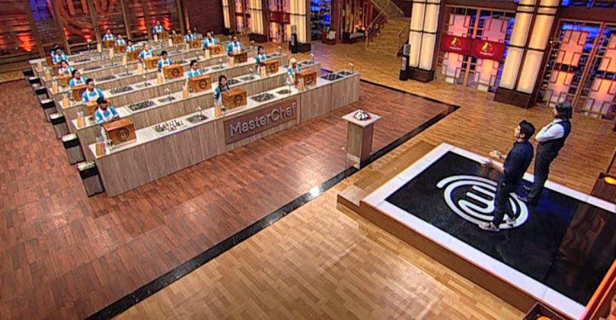 MasterChefINA's tweet photo. penasaran dan menakutkan itulah mysteri box. kira kira isinya apa ya?? #INAMasterChef http://t.co/p0e9Cx1XtL