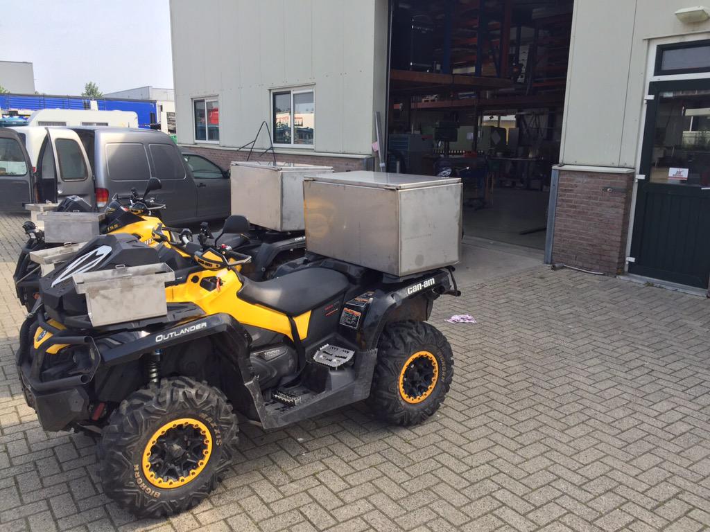 bosmachinebouw's tweet photo. Quads klaargemaakt voor reis door Zweden. 2x20liter benzine rek en bagage koffer.. http://t.co/1Y3XlWRvIe