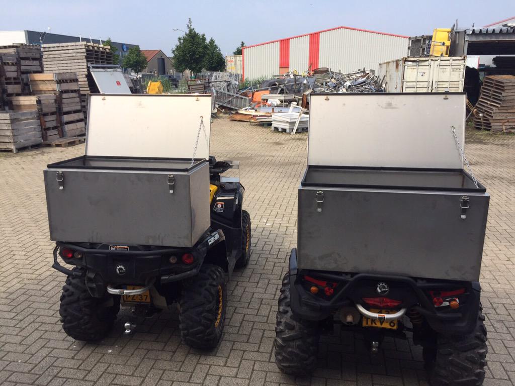 bosmachinebouw's tweet photo. Quads klaargemaakt voor reis door Zweden. 2x20liter benzine rek en bagage koffer.. http://t.co/1Y3XlWRvIe