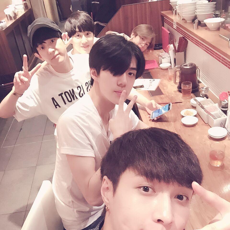 RealEXOK_pcy's tweet photo. 😆✌ #엑소 http://t.co/boxluslB4j