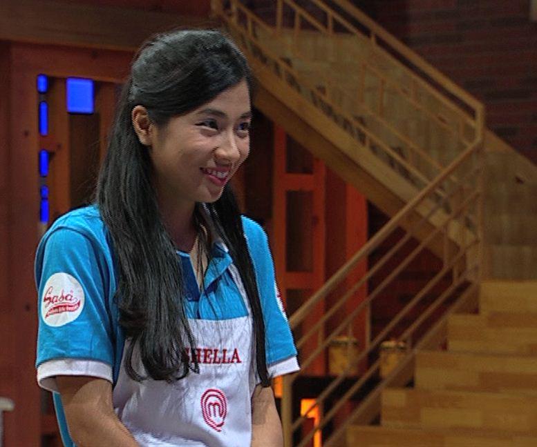 MasterChefINA's tweet photo. ekspresi @ShellaMCI4 pas mndpt komentar baik dari juri :D #INAMasterChef http://t.co/4LLRupP7Ix