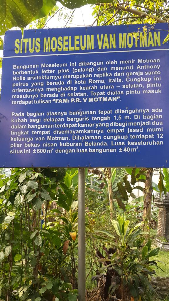 harrismaul's tweet photo. Situs Moseleum Van Motman dg arsitektur Eropa, sayang tidak terawat &amp; korban vandalisme #SilenceWitness @NewPhotoTour http://t.co/6yWr12Rmol