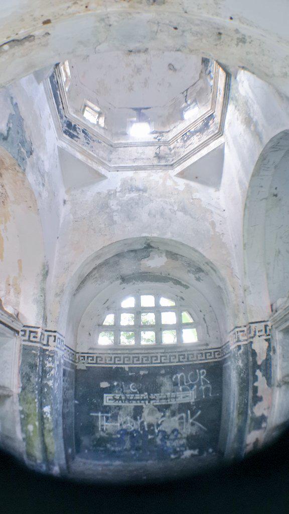 harrismaul's tweet photo. Situs Moseleum Van Motman dg arsitektur Eropa, sayang tidak terawat &amp; korban vandalisme #SilenceWitness @NewPhotoTour http://t.co/6yWr12Rmol