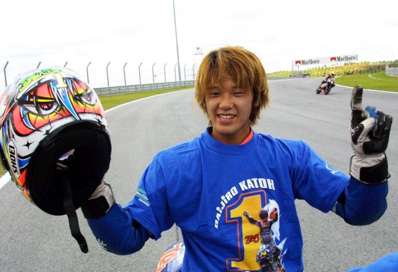 JesSanSan's tweet photo. Hoy hubiese cumplido 39 años tras haber cumplido muchos sueños. No te olvidamos Daijiro! #Forever74 #KatoSan http://t.co/oUxNcAcMlp