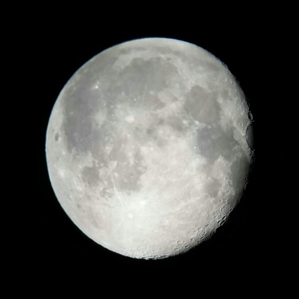 SolaymonAliA's tweet photo. Saturn the other night, the Moon lastnight. Picture came out surprisingly clear #moon http://t.co/yB8An9ODru