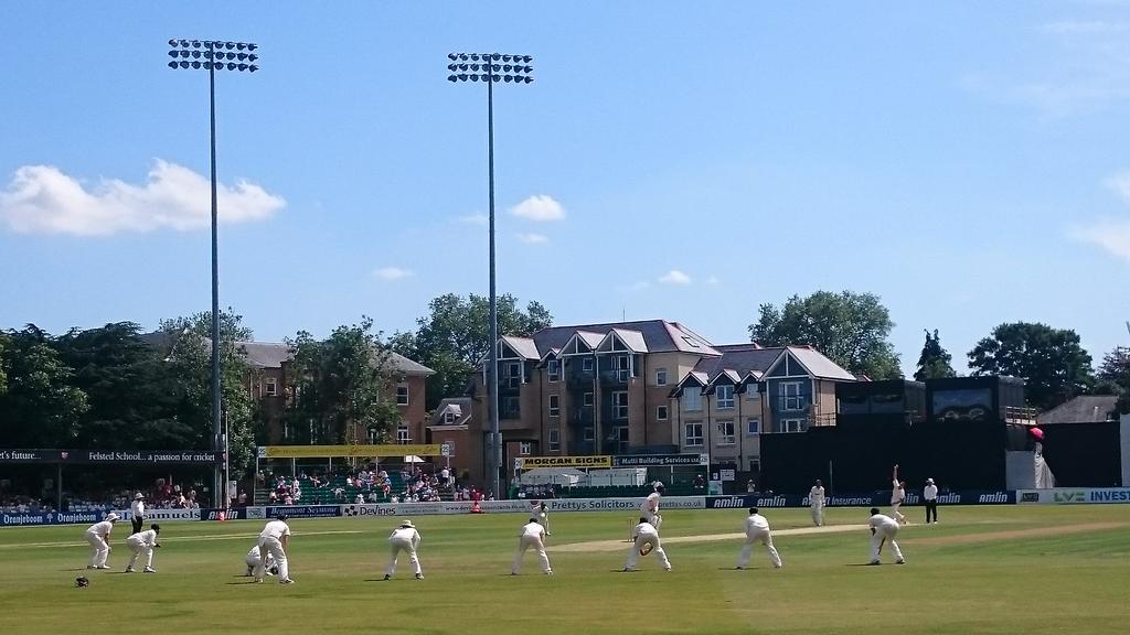 tinamarieshaw's tweet photo. Three slips and a gully... A thing of the past?!! 
#ESSvAUS http://t.co/1O2qxpemHS