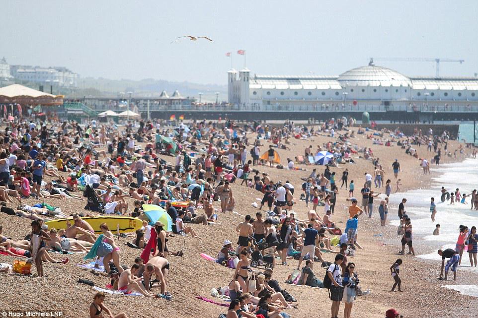 DailyMailUK's tweet image. Britain bakes again after spectacular night of lightning dailym.ai/1LKgjJI