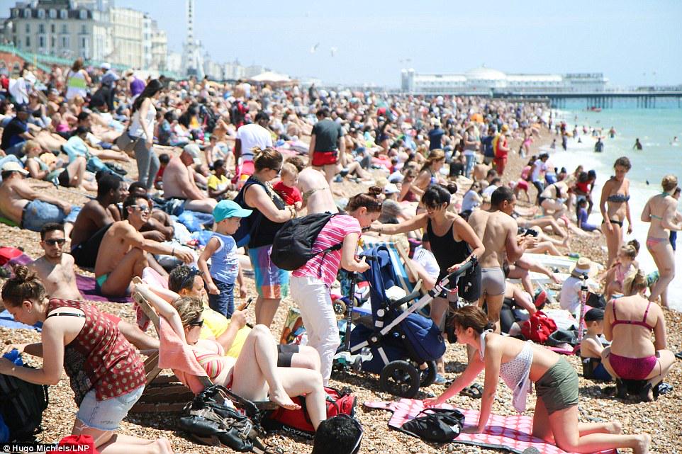 DailyMailUK's tweet image. Britain bakes again after spectacular night of lightning dailym.ai/1LKgjJI