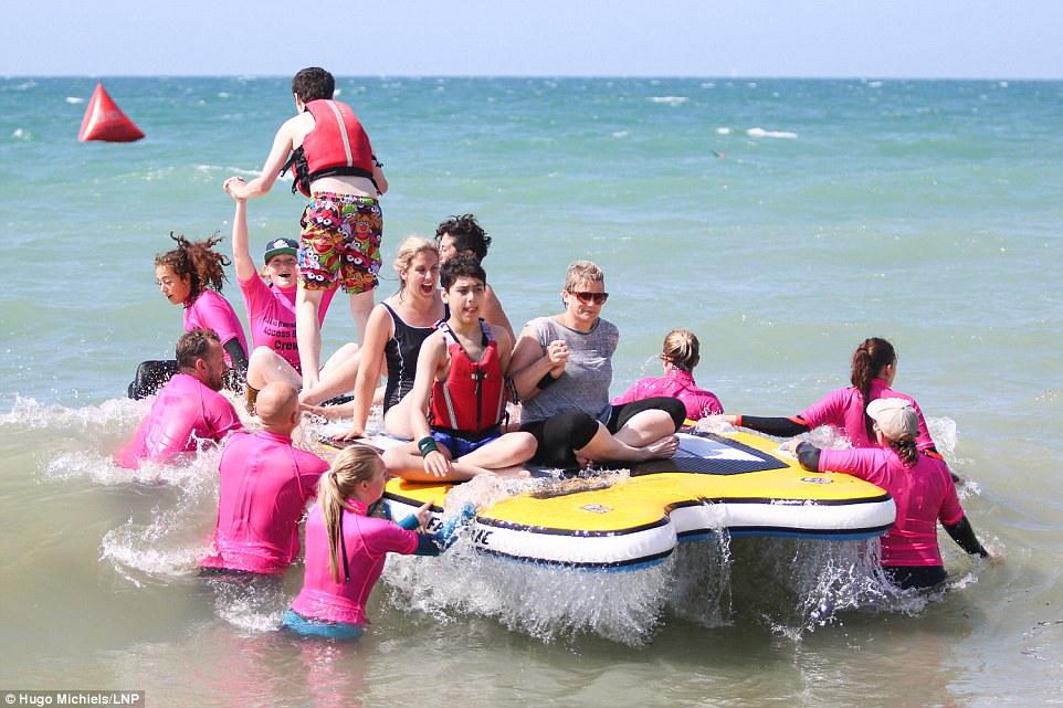 DailyMailUK's tweet image. Britain bakes again after spectacular night of lightning dailym.ai/1LKgjJI