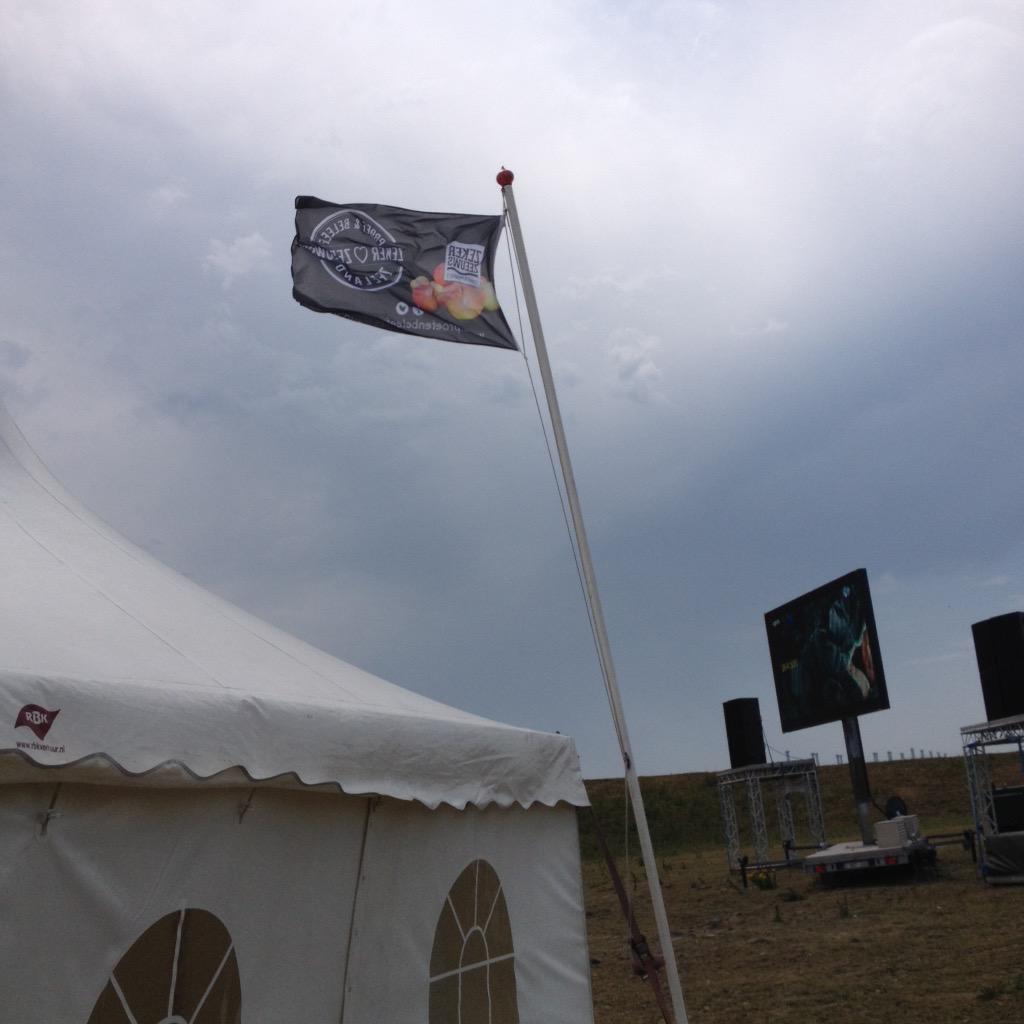 @Zeker_Zeeuws  de vlaggen hangen  bij de Roggeplaat en Topshuis mooie promotie voor ZekerZeeuws