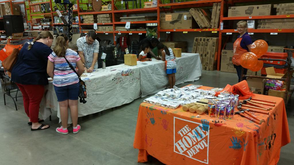 keatontaylorasm's tweet photo. Kids workshop come join us at Cleburne Home Depot 6520 !! @Ana_A_Duran @LennyGaspari @SHowardO @THD6520 @13wesmoss http://t.co/fDbXhpjNMp