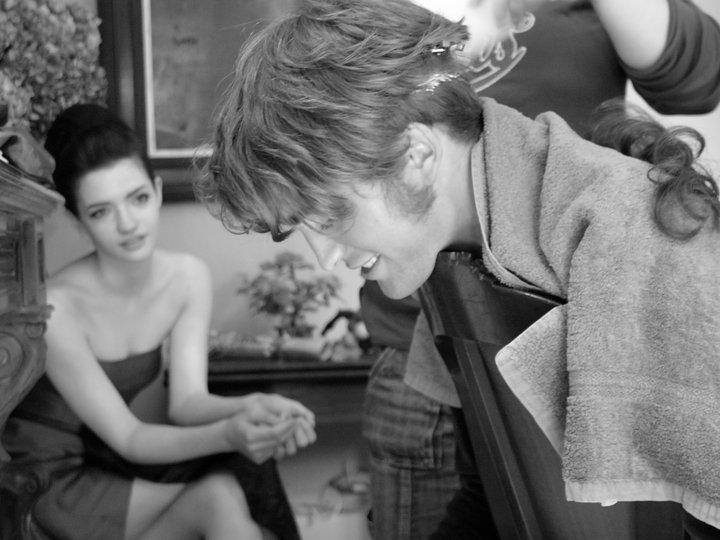 Z5cathy's tweet photo. THEY'RE PUTTING IN HAIR EXTENSION @v_mermaid91: #RobertPattinson #RobOnSet #TheSummerHouse https://t.co/WnaSZmzmMA http://t.co/nbMA7SdqiK