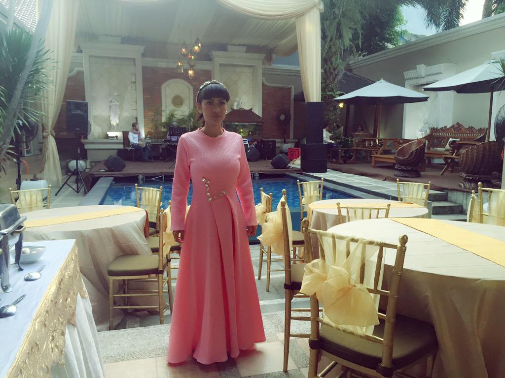 juliaperrez's tweet photo. 😍 dress by @itangyunasz @Moschaict http://t.co/dacg1X1rJi