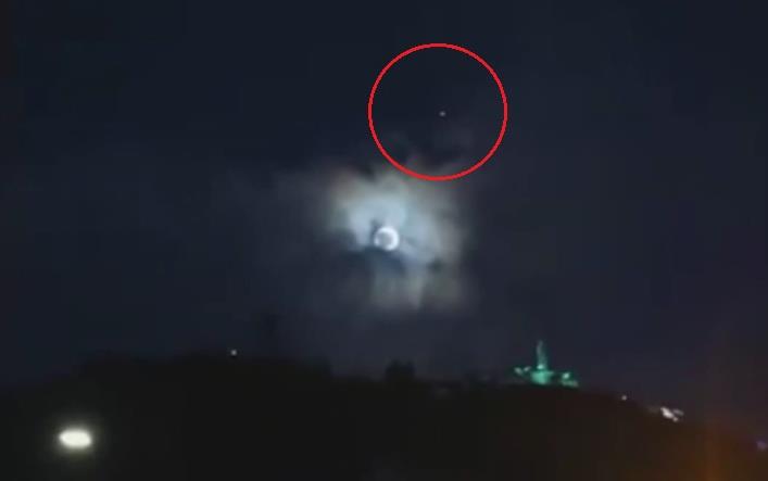 UFO Video: Avvistamento UFO Ovni in Colombia durante l'ultima Eclissi di Luna.
