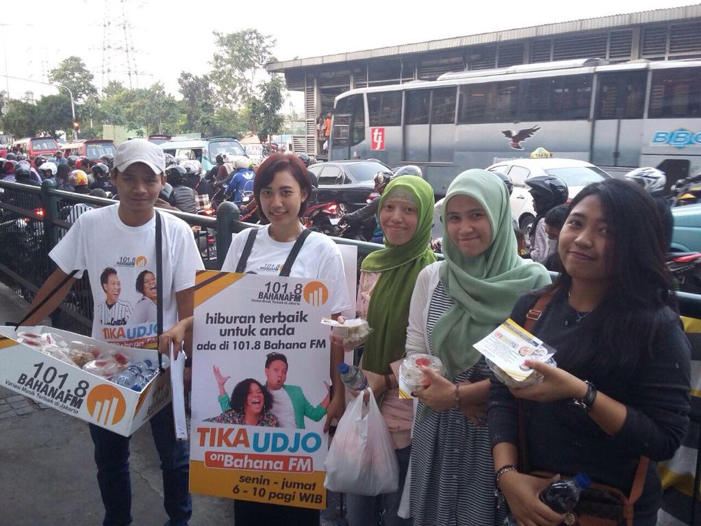 bahanafmjkt's tweet photo. Yuk buka bareng bahana hari ini di pgc cililitan. Bahana bagi2 @DimsumDki. Dateng ya! http://t.co/bwhcDdJA8Y