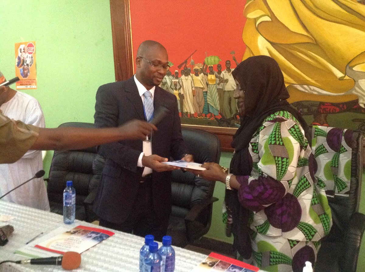 Remise officielle du rapport de la pratique sage femme de 2014 au Ministère de la santé