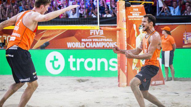 RTLnieuws's tweet photo. Nederlandse beachvolleyballers Nummerdor en Varenhorst hebben de finale van het WK bereikt http://t.co/PwhIC4ukYY http://t.co/HzHy2t7aIX
