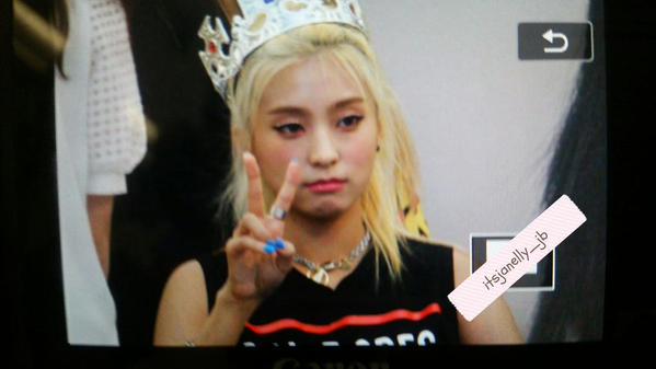 borabiased's tweet photo. [PREVIEW] SISTAR at Shake It Fansign  (cr:@/iTsjAnElLy_JB) http://t.co/r4Z7QXesZY