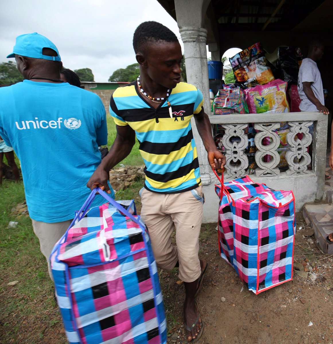 .<a href="/UNICEF/">UNICEF</a> distribute hygiene kits to community affected by #Ebola in #Liberia.Kits incl gloves,soap,buckets,water, etc