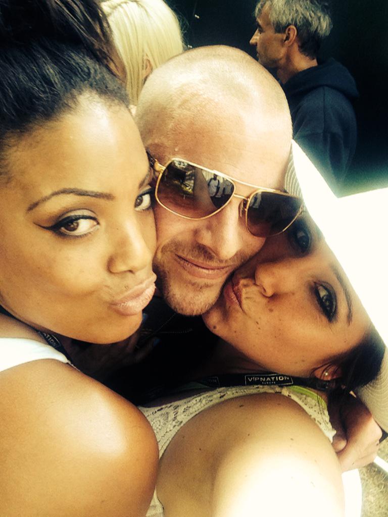 katyjane12's tweet photo. Great day at wireless yesterday &amp; to top it off we got to meet this lovely guy again #selfie @carlisa84 @CollieBuddz http://t.co/WqFdXLtYuC