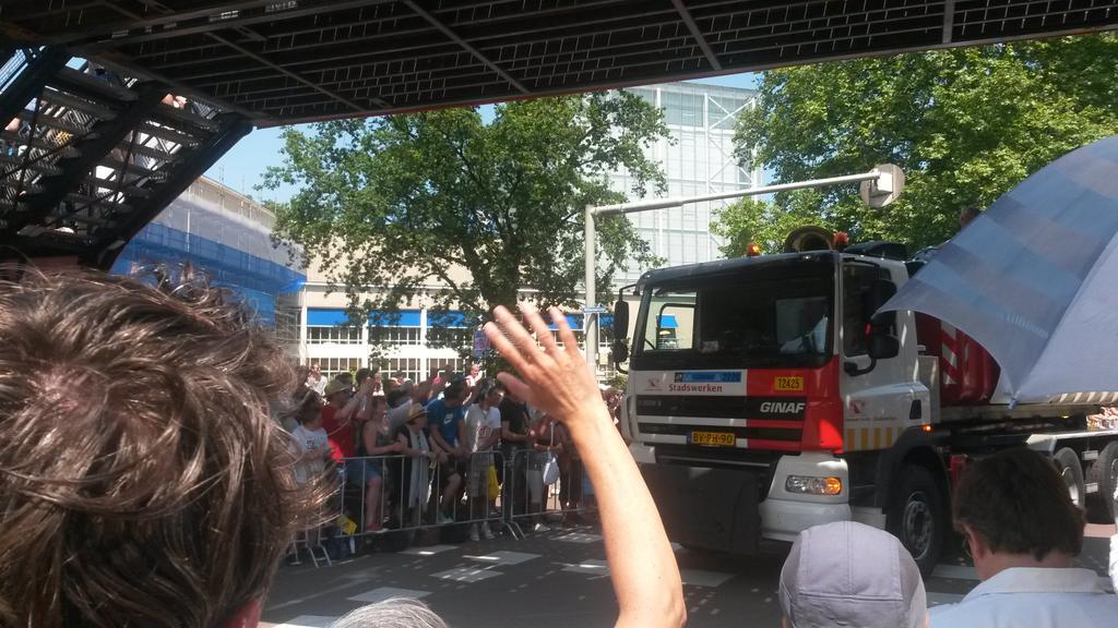 #TDFUtrecht langs de route een luid applaus voor de mannen van @Stadswerken030