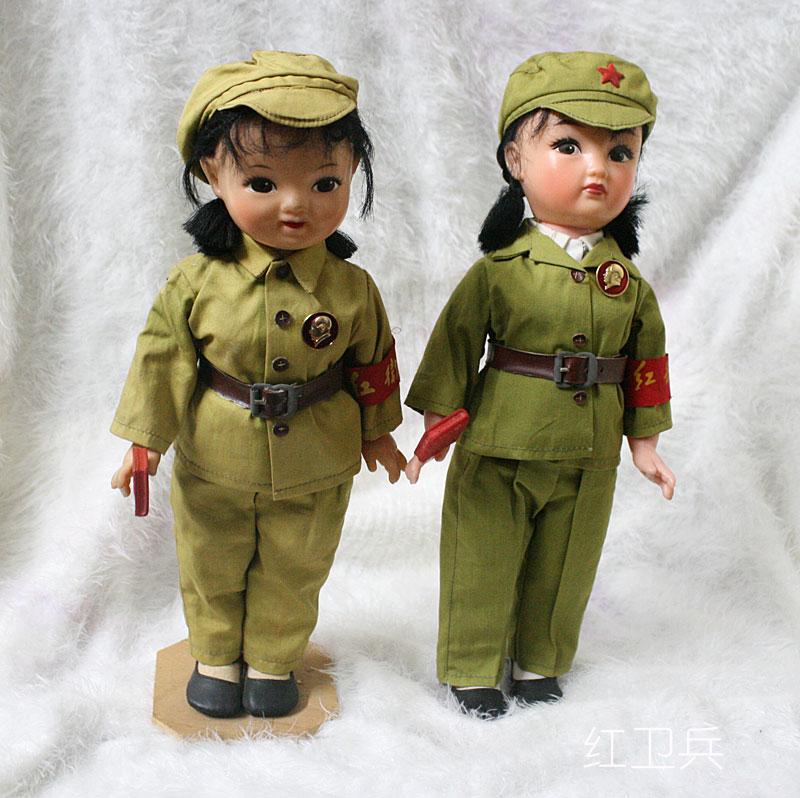 中国の柘植の人形、文革時代 中国 文革時代の人形1 ディテールがすごい。。手には毛沢東語録。1体