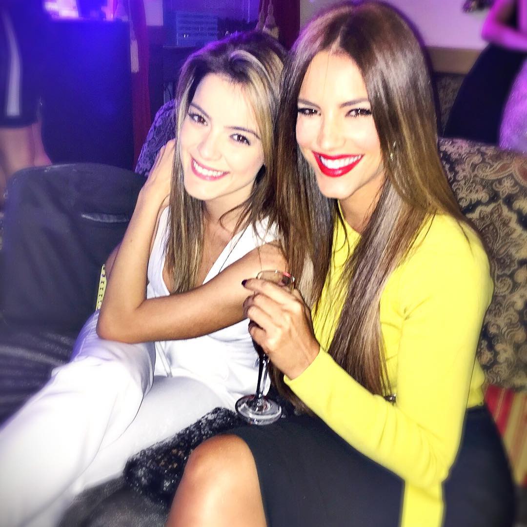 Adrianne095's tweet photo. Que hermosaaaas mi @gabyespino y @DaniNavarroTV 😍❤ http://t.co/RJw9vw95AO