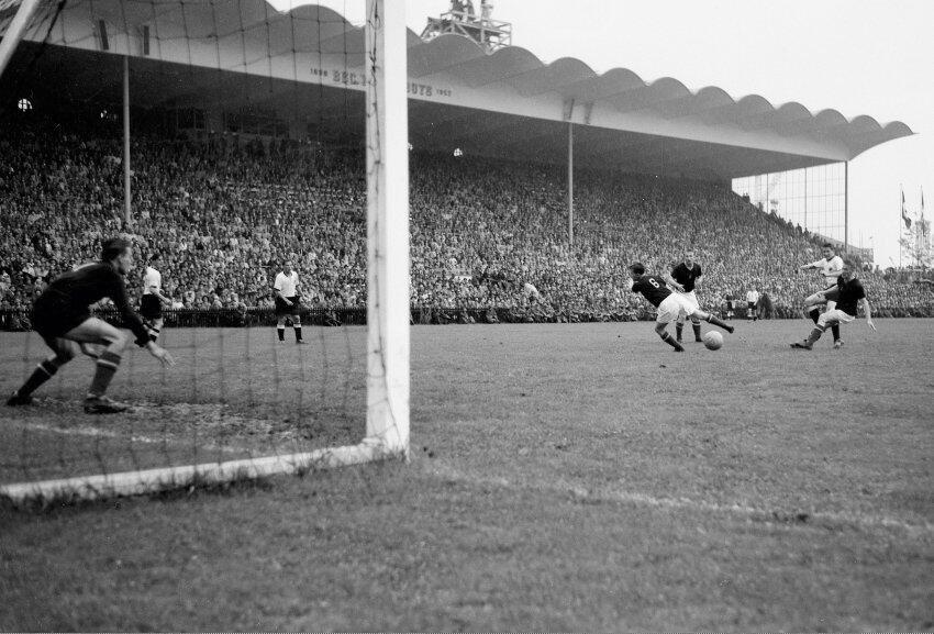 _nestedia_'s tweet photo. Em 1954, a Alemanha venceu a Hungria por 3-2 e conquistou sua 1° Copa do Mundo, na Suíça. "Milagre de Berna". http://t.co/Ot08lppzq7