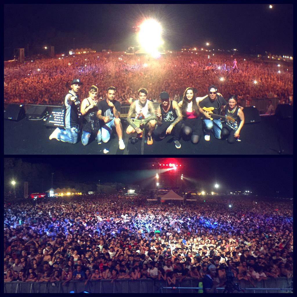 Fedez's tweet photo. 80 mila persone e un'atmosfera da brividi! 
Uno dei palchi più belli su cui sia mai salito 😄
GRAZIE!
Stasera Roma! http://t.co/fM3RbV8QXh