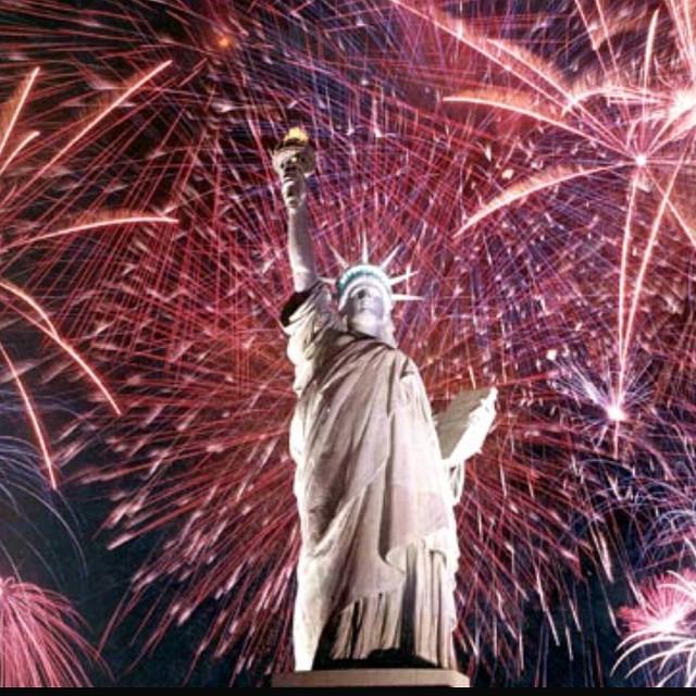 hudsoncafeNJ's tweet photo. Happy 4th everybody! 🇺🇸 🎉 And a very special happy birthday to @stefaniaa ! ❤️💙 #godblessa… http://t.co/4ky3e5NSXc http://t.co/ran2QtF4Gx