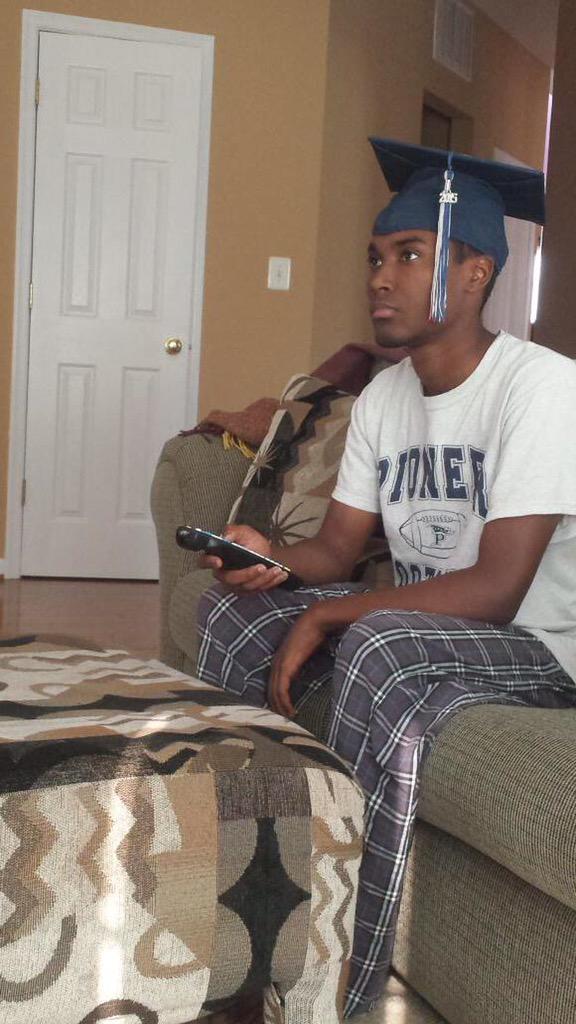 ItsBaeFeelings's tweet photo. When you graduated and waiting for college like http://t.co/SwvWkYlP8z
