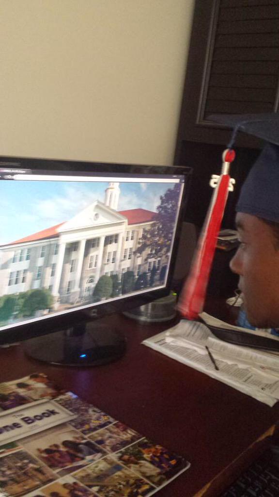 ItsBaeFeelings's tweet photo. When you graduated and waiting for college like http://t.co/SwvWkYlP8z