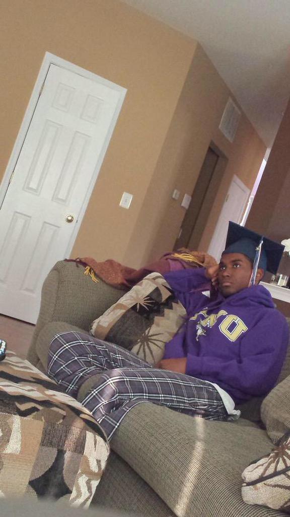ItsBaeFeelings's tweet photo. When you graduated and waiting for college like http://t.co/SwvWkYlP8z