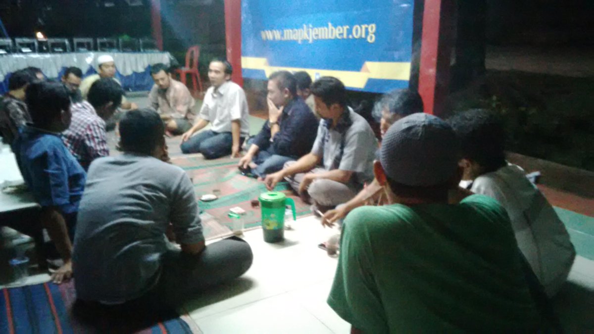 masmuhib's tweet photo. "@ilhamkhoiri: Santri @MAPKJember lagi bukber, bahas ekonomi ummat cc @ferdianandi @niam_sholeh @mhoeis @masmuhib http://t.co/6tTfjTDHNb"