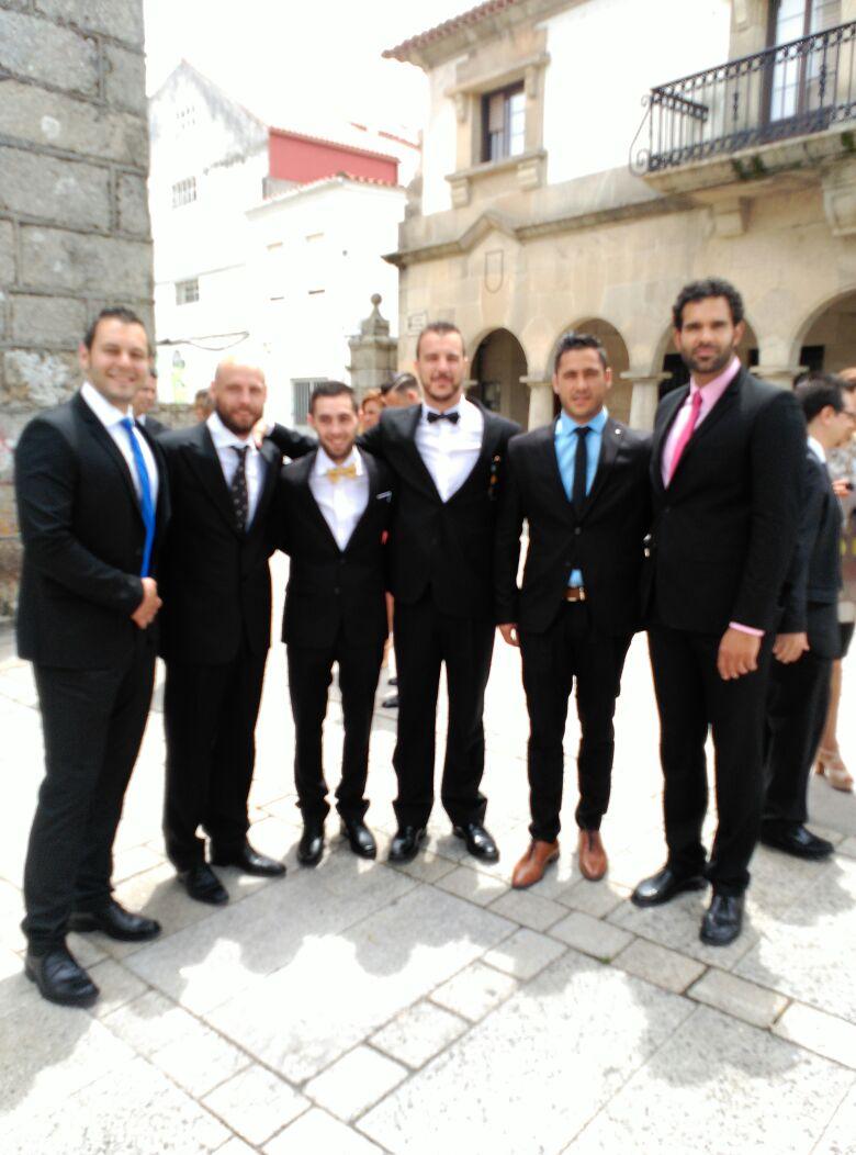 IkerAn84's tweet photo. Lo mejor del balonmano nacional se va de boda!! @richardo66 @albertito_34 @kikeplaza4 @MaKiLaTo84 #DiegoCamino http://t.co/EvCRcNmQLO