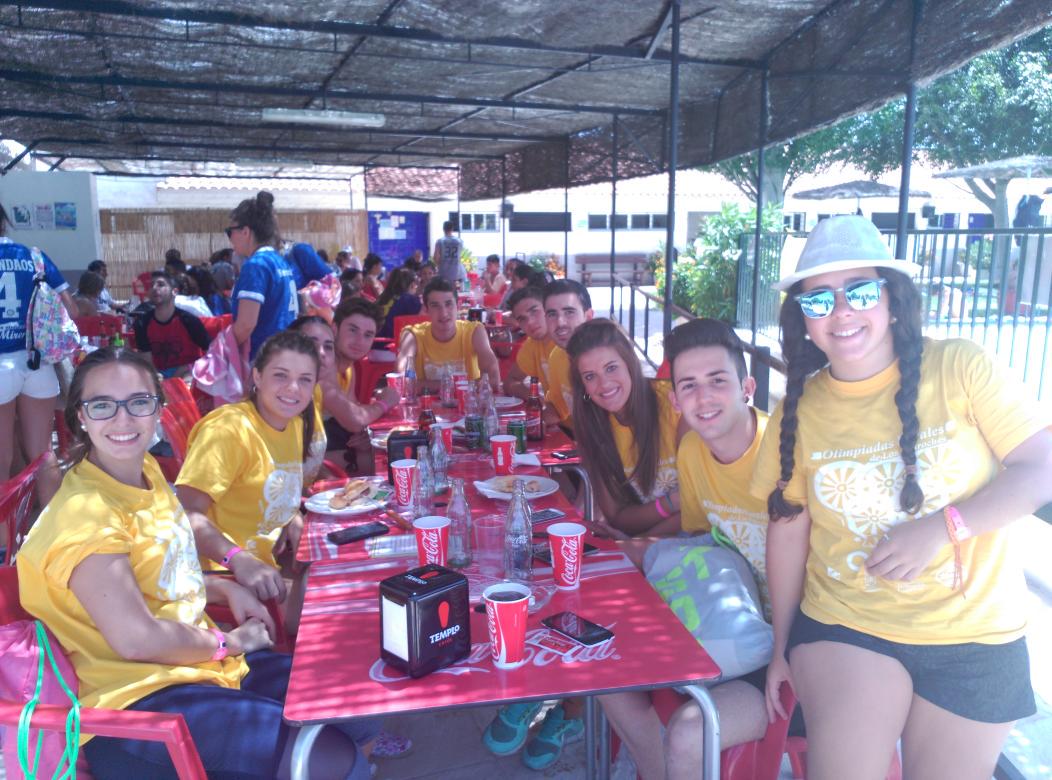 Y entre el sol y la sombra encontramos a los <a href="/CendalesOORR/">Cendales</a>. #OlimpiadasRurales2015. A por el #TrendingTopic