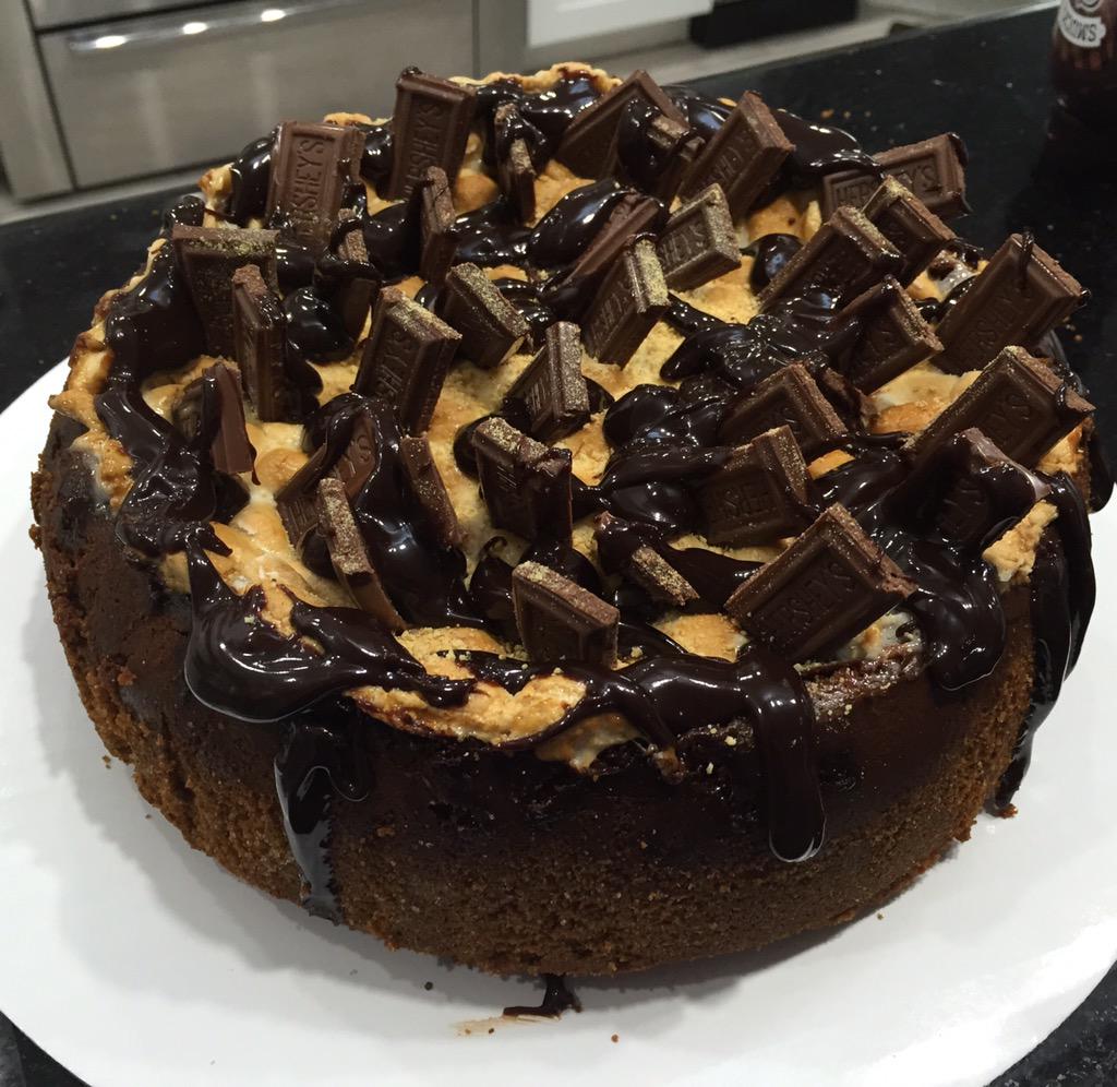 SweetDeductions's tweet photo. S'mores Cheesecake. You know you want it. #July4th #yum #4thofjuly #dessert http://t.co/WfiyZq7CPB