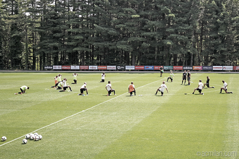 acmilan's tweet photo. Il Mister Sinisa Mihajlovic sta già facendo lavorare duramente i ragazzi e il caldo non ci fermerà! #ForzaMilan http://t.co/H8XTS11JSX