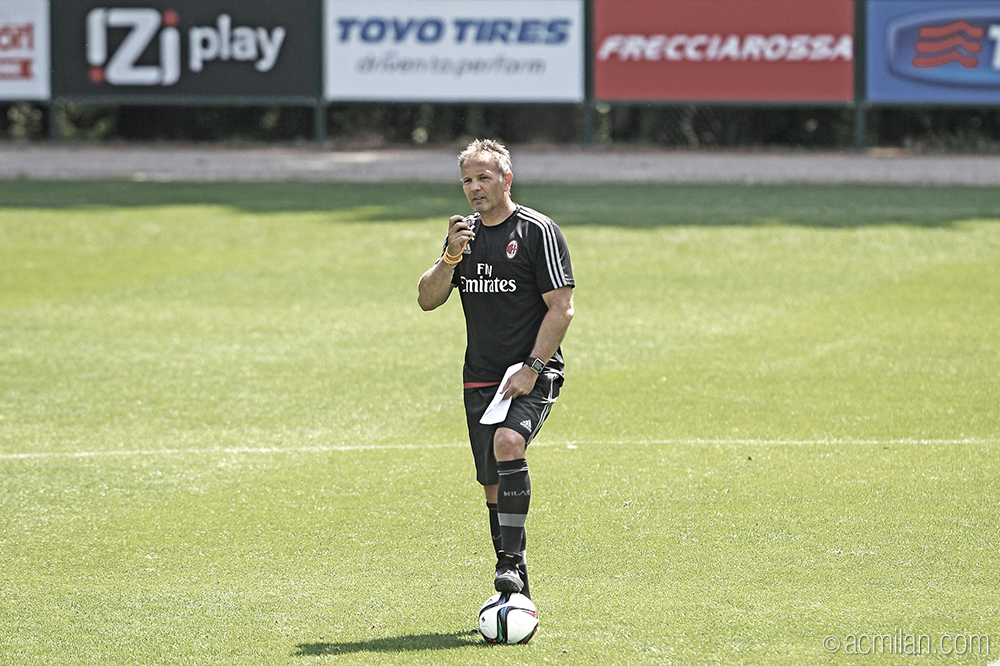 acmilan's tweet photo. Il Mister Sinisa Mihajlovic sta già facendo lavorare duramente i ragazzi e il caldo non ci fermerà! #ForzaMilan http://t.co/H8XTS11JSX