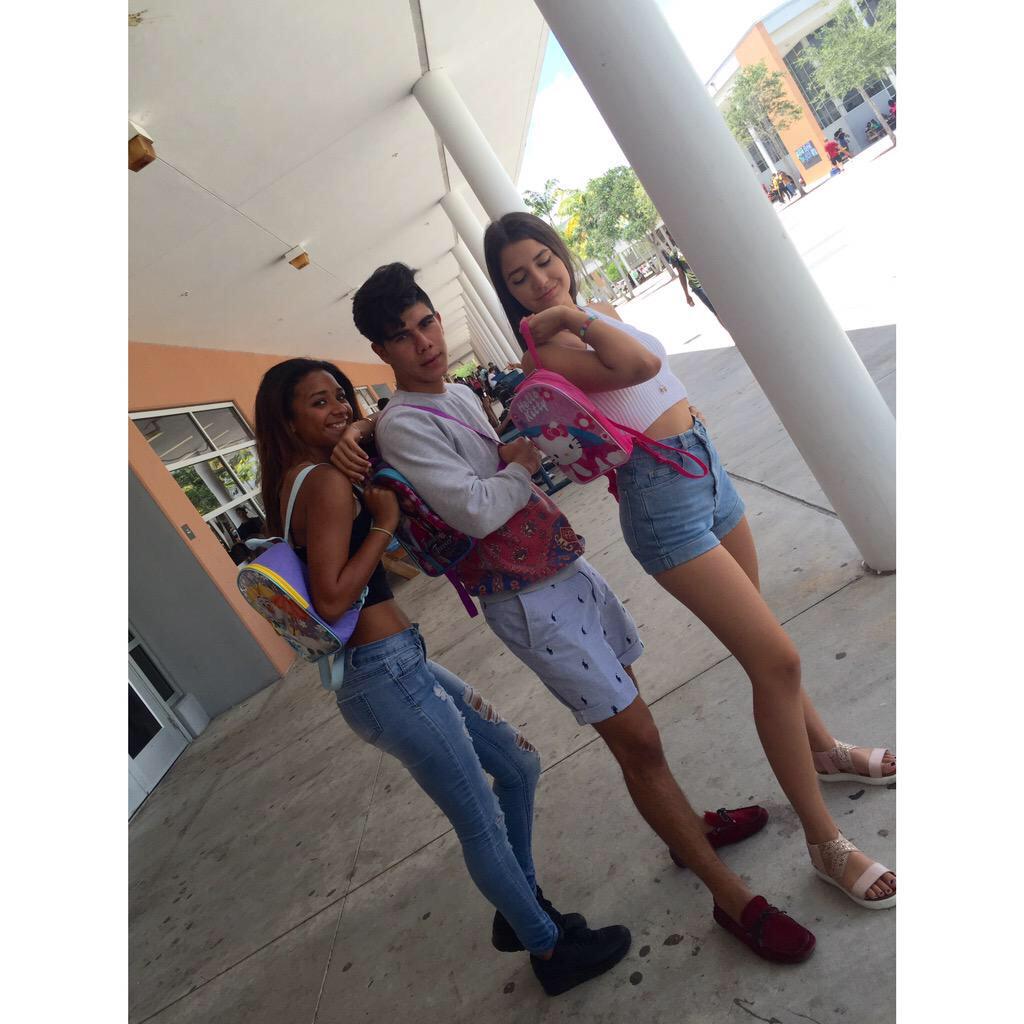 karentorresss_'s tweet photo. Happy birthday kim💗💗 love youu @kimberllyym 😜👭💅🏽 http://t.co/WSpokCPiQh