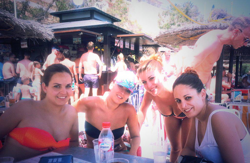 rakysinmas's tweet photo. @JessiAix @maria94816961 @anikags  pasándolo mal!!! http://t.co/c7Fkch0BED