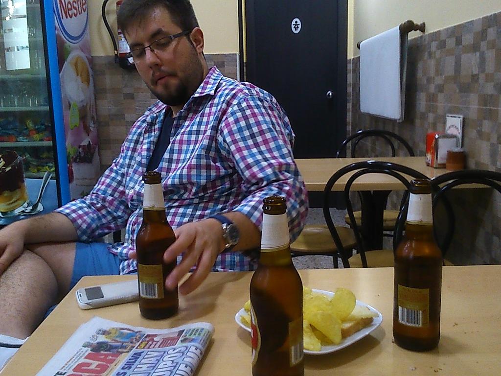 JesGonzaLo's tweet photo. Esto sí es felicidad. Del trabajo ni hablar. Olé, olé... @jesus_morera @franbarco94 @joselecolchoner http://t.co/jFacMipQOU