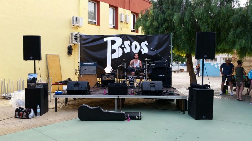 Calentando motores. Todo preparado para el concierto de esta noche en #Camarles en #PubSoterrani #bsos #rock #pop
