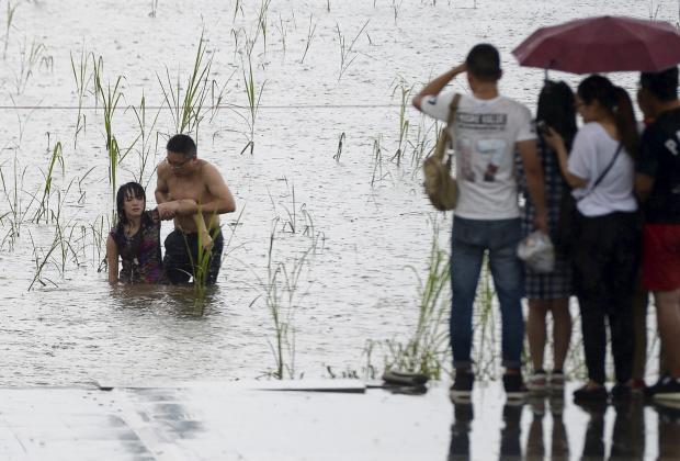 INTERESTING_JPG's tweet photo. A man and a woman are standing in the water . http://t.co/BX3um5VENT