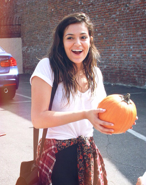ohbethunicorn's tweet photo. RETWEET if you're proud of this girl! @BethanyMota #BethTo9Million 🎉🎊 http://t.co/cIBc2wVeNp