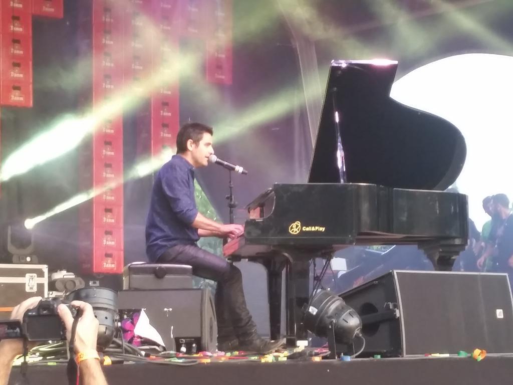 I ara a @CanetRock en <a href="/joandausa/">Joan Dausà</a> i la intimitat de la seua música tot i estar entre 20000 persones @RevistaBenna