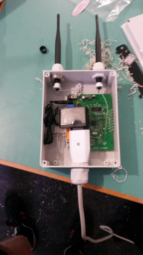 FreifunkGE's tweet photo. Nach erfolgreicher Hardware-Hacking-Session gibt es in GE bald einen neuen Outdoor Router. http://t.co/8Nk2SqjZVT