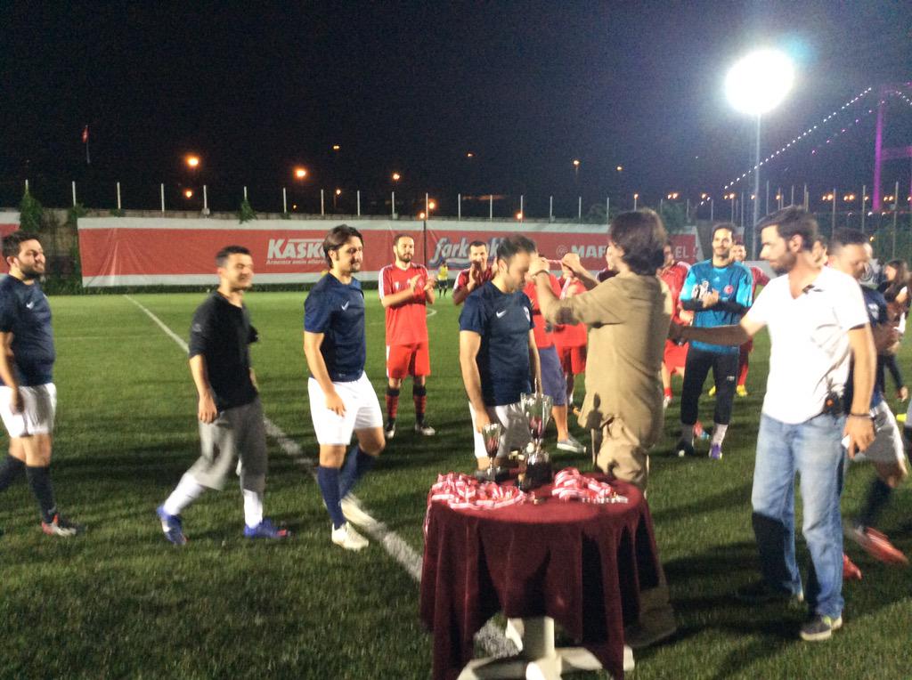 Finalde <a href="/fcmontecarlo/">FC Monte Carlo</a> ya mağlup olan <a href="/AtletikBirboga/">AtletikBirboğa</a> oyuncuları madalyalarını alıyor.