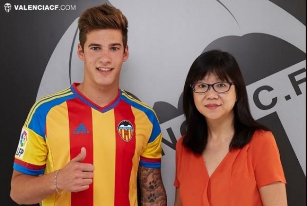 marca's tweet photo. EN DIRECTO | Oficial: Santi Mina, al Valencia http://t.co/OgzCpOczny #Mercadodefichajes http://t.co/nljk0ni6C7
